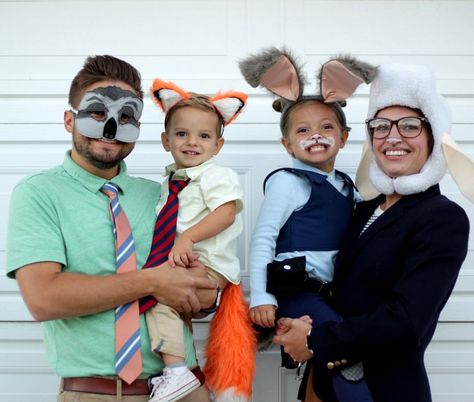 Homemade Zootopia Family Halloween Costumes Zootopia Costume, Zootopia Nick Wilde, Disney Costumes Diy, Zootopia Nick, Kids Holiday Outfits, Halloween Web, Baby Boy Halloween, Animal Kingdom Shirts