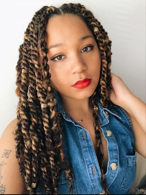 Twists with blonde highlights and gold pieces Blonde Senegalese Twist, Brown Twists, Senegalese Twists, Crochet Twist, Senegalese Twist, Black And Blonde, Photoshoot Inspo, Black Natural Hairstyles, Crochet Braids