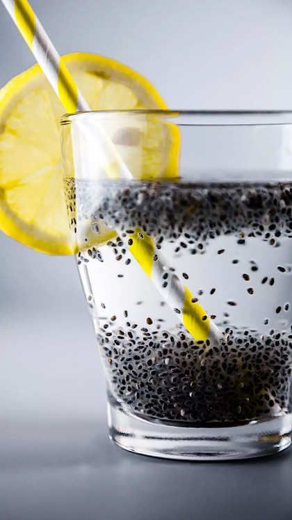 Soak Chia Seeds, Chia Seed Water, Hot Choco, Mid Morning Snack, Ways To Stay Healthy, Health Drinks, Morning Snack, Stomach Issues, Low Carb High Protein