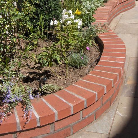 35 Wonderful DIY Ideas to Decorate Your Yard With Bricks - Engineering Discoveries Easy Raised Garden Beds, Brick Flower Bed, Brick Wall Gardens, Brick Planter, Brick Garden Edging, Spiral Garden, Brick Edging, Brick Garden, Waterfalls Backyard