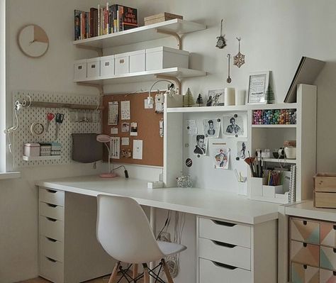 Dorm Desk Ideas, Small Dorm, Bilik Idaman, Study Desk Decor, Home Decor Wallpaper, Desk Inspiration, Wallpaper Home Decor, Room Redesign, Pinterest Room Decor