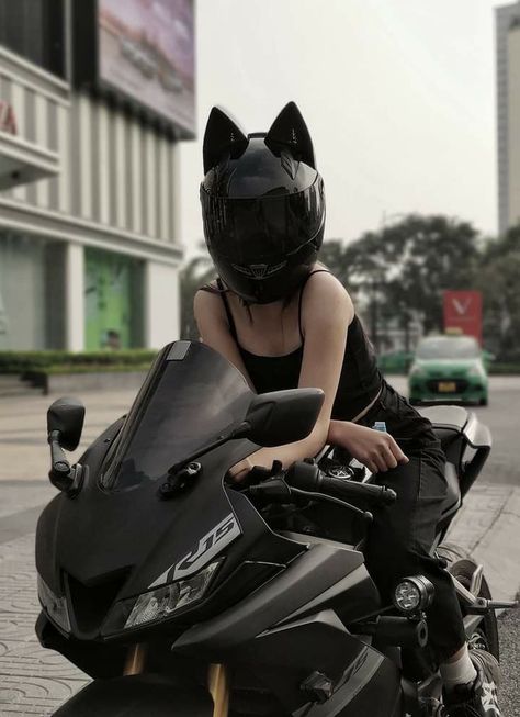 Cat Helmet, Girl Riding Motorcycle, Xe Ducati, Biker Photography, Motos Yamaha, Motocross Love, Image Moto, Biker Photoshoot, Bike Aesthetic