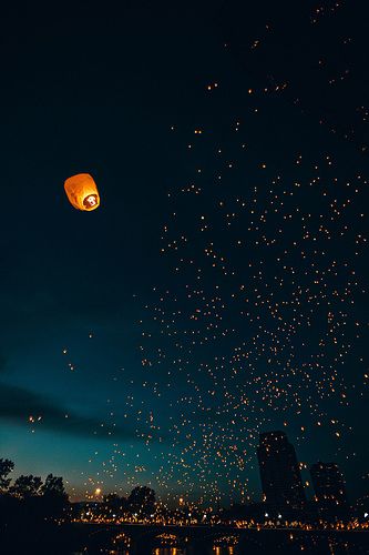 Lights In The Night | Thousands of points of light are born as ArtPrize volunteers light Chineese lanterns and release them over the Grand River. Whats Wallpaper, Floating Lanterns, Sky Lanterns, Image Hd, Metropolis, Night Time, Beautiful World, Night Skies, Beautiful Pictures