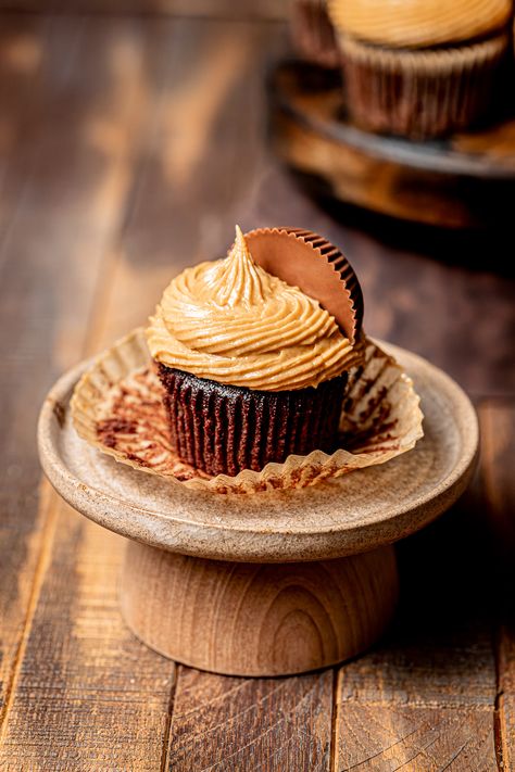 Peanut Butter Cup Cupcakes, Halloween Dessert Recipes, Chocolate Snack Cake, Fudgy Cake, Chocolate Peanut Butter Cupcakes, Peanut Butter Cupcakes, Butter Cupcakes, Fall Baking Recipes, Halloween Dessert