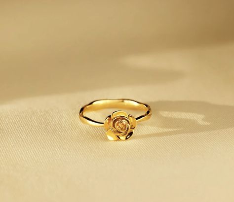 Simple Gold Finger Rings For Women, Indian Gold Rings For Women, Gold Rings For Women Indian Simple, Gold Finger Rings Unique, Gold Ring For Girls Unique, Golden Rings Design For Women Simple, Gold Ring Design For Women Indian Traditional, New Ring Designs Gold, Gold Ring Design For Girls Unique