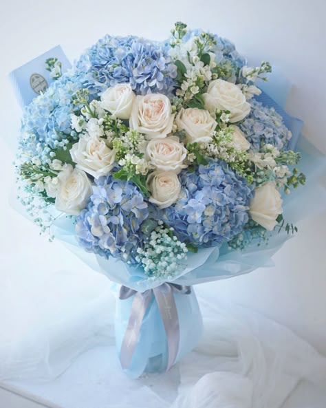 Ivory And Blue Wedding Bouquet, Quince Flower Bouquets Blue, Bridal Bouquet Hortensia, Blue Flowers Aesthetic Bouquet, Blue Bouquet Aesthetic, Baby Blue Flower Bouquet, Quince Flower Bouquets, Baby Blue Bouquet, Blue Wedding Aesthetic