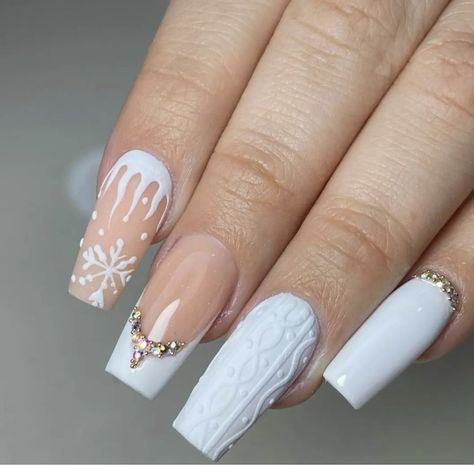 Almond Nail Art, Snowflake Nails, White Nail, Xmas Nails, Classy Nails, Pretty Acrylic Nails, Manicure E Pedicure, Best Acrylic Nails, Gold Nails