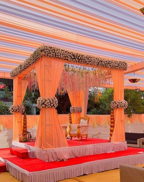 Fera Mandap Decoration, Small Mandapam Decoration, Mandapam Decoration Marriage Indoor, Haldi Wedding Decor, Mandap Decor Indian Outdoor, Shadi Mandap Decoration, Chori Decoration Wedding, Lawn Decorations Wedding, Phere Mandap Decoration