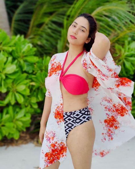 Disha Parmar, Bollywood Pictures, Designer Dresses Casual, Maldives, Beauty Women, Latest News, A Photo, Designer Dresses, The Beach