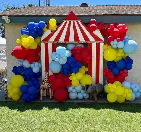 LDR CUSTOM DESIGNS on Instagram: "Circus Backdrops By @ldr_custom_designs_ Event planner by @valsdecorationsrentals" Carnival Themed Balloons, Circus Theme Balloon Garland, Circus Backdrop, Carnival Birthday Theme, Circus First Birthday, Circus 1st Birthdays, Circus Party Decorations, Carnival Birthday Party Theme, Circus Carnival Party