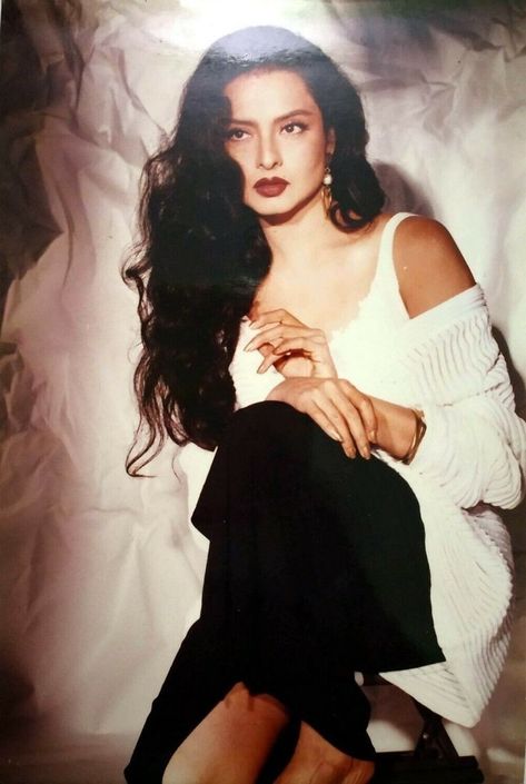 (2) #rekha on Tumblr Rekha 90s Aesthetic, Rekha Actress Aesthetic, 90 Bollywood Actress, 90's Bollywood Actress, 90s Bollywood Actress Fashion, Rekha Vintage, Indian 90s Fashion, 90s Diva Aesthetic, 90s Aesthetic Bollywood