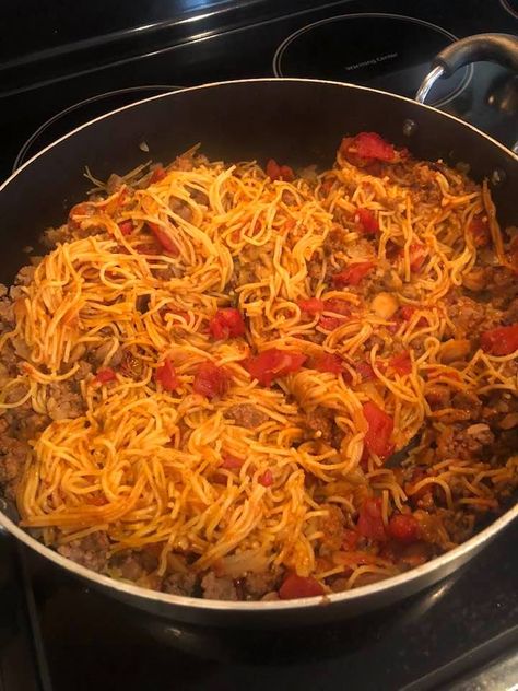 Skillet spaghetti - Easy & Hearty recipe Amish Pasta - Amish365 Amish Dinner Recipes, Skillet Spaghetti, Single Pie Crust, Amish Farmhouse, Homemade Mac And Cheese Recipe Baked, Pioneer Recipes, Spaghetti Ingredients, Homemade Mac And Cheese Recipe, Amish Food