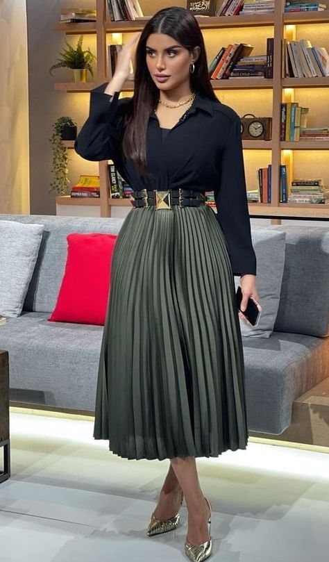 Elegant Skirt Outfits, A Line Skirt Outfits, Pleated Fashion, Pleated Skirt Outfit, Elegant Outfit Classy, Chique Outfits, Stylish Work Attire, Classy Work Outfits, Stylish Work Outfits