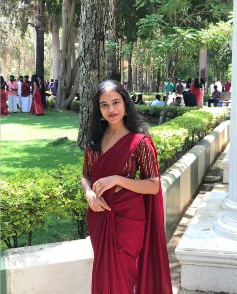 Aesthetic South Indian Saree, Plain Saree With Blouse Design, Wine Red Saree For Farewell Party, Plain Saree With Heavy Blouse Color Combos, Maroon Saree Blouse Combination, Plain Saree Blouse, Plain Saree With Designer Blouse, Latest Fashion Blouse Designs, Plain Saree With Heavy Blouse