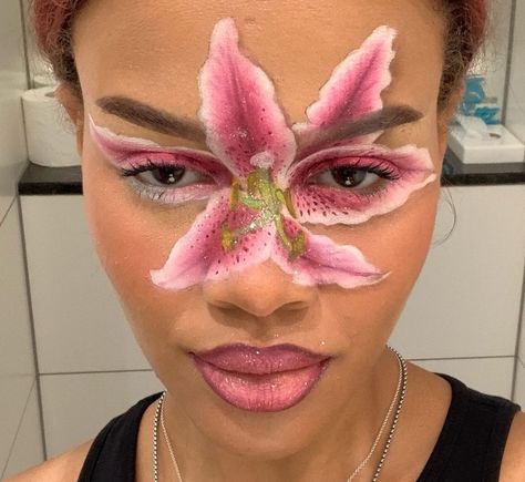 Pink Flower Makeup, Pink And White Makeup, Long Face Makeup, Flower Hibiscus, Round Face Makeup, Flower Makeup, Brown Skin Makeup, Stargazer Lily, White Makeup