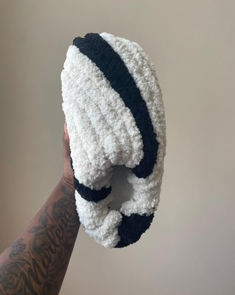 Yarn Slippers Tiktok, Yarn Slides Tiktok, Yarn Shoes Tiktok, Yarn Slides Diy, Yarn Slides, Diy Slides Shoes, Yarn Crocs, Fits Inspiration, Best Slippers