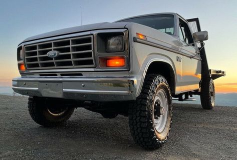 This 1986 Ford F-250 4x4 is a low mileage specimen loaded up with lots of heavy-duty features and a nicely preserved interior. #Ford F250 Flatbed, Bullnose Ford, Flatbeds For Pickups, Welding Beds, Custom Truck Beds, Ford F350 Super Duty, Dream Trucks, Custom Truck, F350 Super Duty