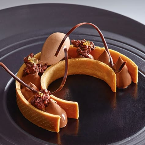 Carriacou Tartlet - Restaurant Version | Chocolat Valrhona Fine Dining Desserts, Food Plating Techniques, Weight Watcher Desserts, Valrhona Chocolate, Plated Dessert, Dessert Presentation, Art Of Plating, Mousse Dessert, Tart Dessert