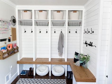 Functional Basement, Modern Farmhouse Entryway, Small Mudroom, Bedroom Diy Ideas, Rustic Laundry, Farmhouse Mudroom, Home Command Center, Mudroom Lockers, Mudroom Organization