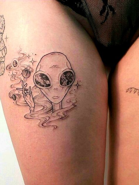 I would never get it but its soo cute #tattoo #alien #smoke Tattoo Designs Cute, Tattoo Alien, Alien Tattoos, Pinterest Tattoos, Rick And Morty Tattoo, Alien Pin, Cartoon Alien, Ufo Tattoo, Hippie Tattoo