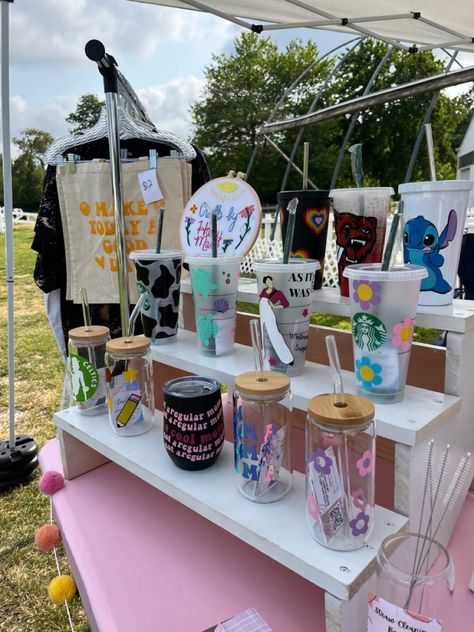 The perfect white tierd cup display! Summer craft fair display! #starbucks #craftfair #craftfairdisplay #aesthetic #smallbusiness #market #tumbler #glassware #shop #shopsmall #shopsmallbiz #totebagpattern #harrystyles #disneyinspired Grid Wall Craft Booth, Cup Vendor Display Ideas, Craft Fair Cup Display, Tumbler Stand For Craft Show, Cup Vendor Display, Tumbler Market Display, Display Stands For Craft Shows, Cup Display Ideas Craft Fairs, Tumbler Display Ideas