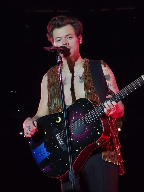 Fine Line Guitar, Gemma Styles, Love On Tour Outfits, Bb Style, Fine Line Harry Styles, Harry Styles Tattoos, Harry Styles Fine Line, Harry Styles Tour, Mr Style