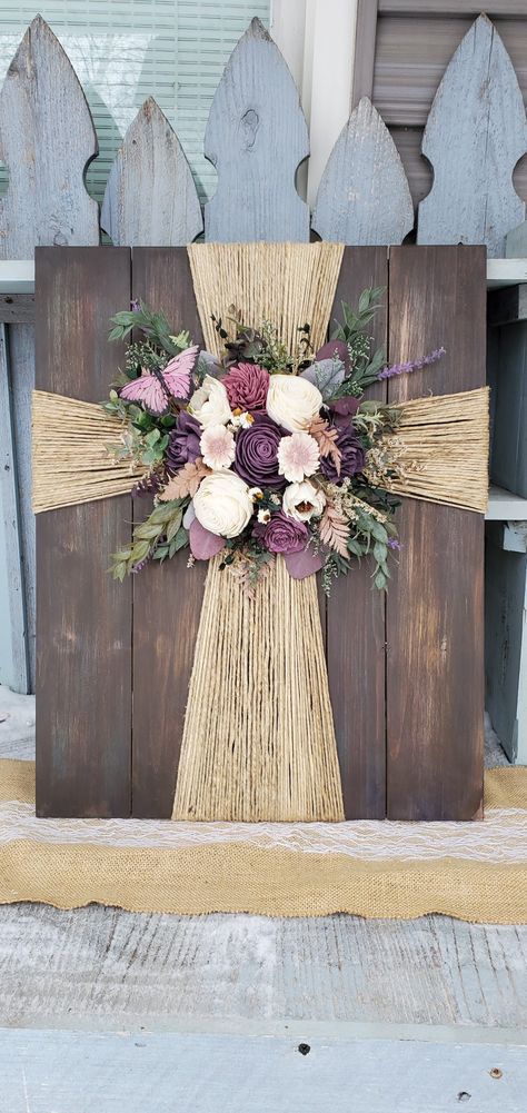 Wood wall cross decor Twine Cross On Wood, Wood Flowers Wall Decor, Wood Flower Ideas, Wooden Flowers Diy, Wood Flower Crafts, Christian Wreaths, Crosses With Flowers, Faith Craft, Easter Religious Crafts