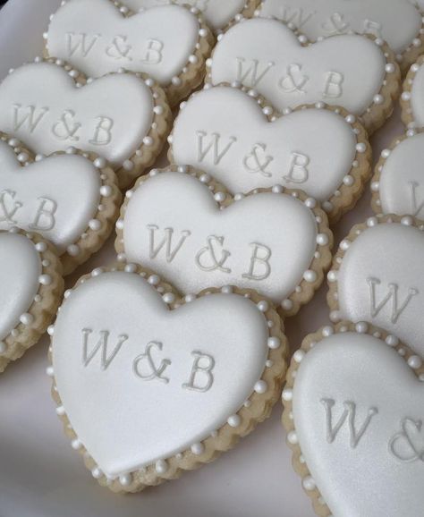 Wedding engagement heart initial cookies Dessert Tables Wedding, Pearl Bridal Shower, Reception Desserts, Wedding Shower Cookies, Bridal Cookies, Abbey Wedding, Decor Engagement, Bridal Shower Inspo, Tables Wedding