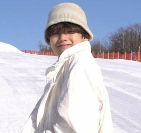 V Smile, Taehyung Selca, Winter Bear, Kim Taehyung Wallpaper, Bts Kim, Good Boy, V Bts, Daegu, V Taehyung