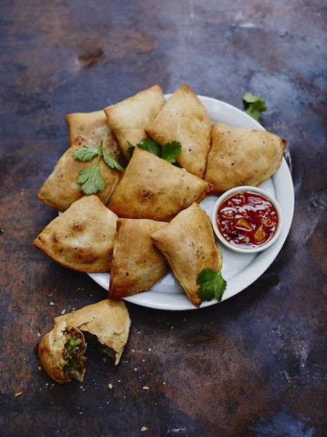 Baked veggie samosas Veggie Samosas, Baked Samosa, Vegetable Samosa, Perfect Dinner Party, Samosa Recipe, Vegetarian Bake, Jamie Oliver Recipes, Munnar, Tamarindo