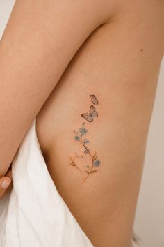 Mutterschaft Tattoos, Tato Minimal, Rib Tattoos For Women, Butterfly Tattoos For Women, Small Pretty Tattoos, Petite Tattoos, Tasteful Tattoos, Girls Tattoo, Small Hand Tattoos