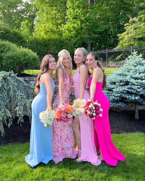 Prom Picture Ideas For Friends Group Poses, Prom Poses For Friends, Prom Group Poses, Formal Pics, Poofy Prom Dresses, Formal Pictures, Prom Pictures Group, Hoco Pictures, Homecoming Poses