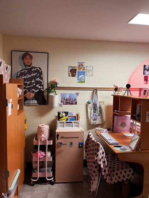 Coquette Decor Room, College Dorm Room Ideas Kpop, Kpop College Dorm, Dorm Room Kpop, Kpop Dorm Room, Pink Dorm Room Aesthetic, Coquette Dorm Room, Room Pink Aesthetic, College Dorm Room Aesthetic