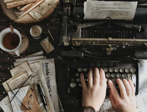 Acedamia Aesthetic, Black Academia, Academia Aesthetic Wallpaper, Dark Academia Aesthetic Wallpaper, Old Typewriter, Writing Corner, Dark Acadamia, Royal Core, Academia Aesthetics