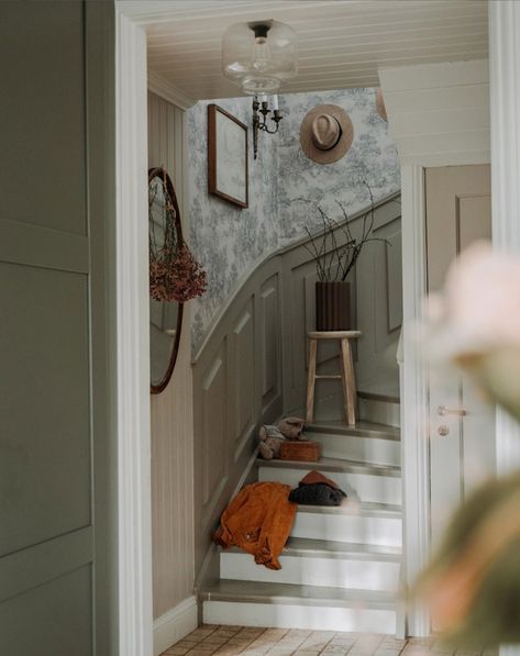 Cottage Stairwell, Cottage Stairway, Farmhouse Reno, Kitchen Stairs, Scandinavian Cottage, France Country, Swedish Summer, Mom Kitchen, Swedish Cottage