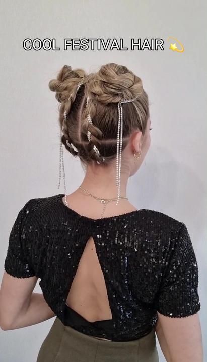 FUN FESTIVAL HAIR ✌️✨️ #tresses #coiffurecheveuxlong #coiffuretendance... | TikTok Festival Hair Buns, Easy Festival Hair, Festival Grunge, Hair Chain, Festival Glitter, Hair Chains, Hairstyle Look, Festival Hair, Glitter Hair