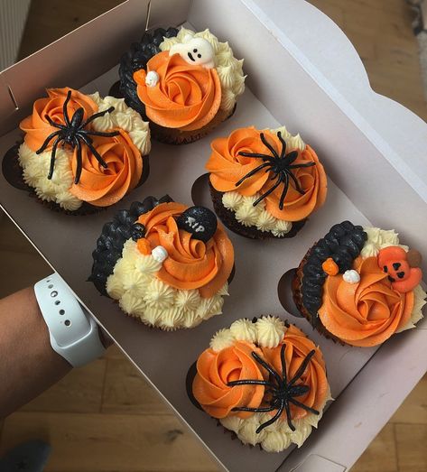 Baked ‘n’ Boxed on Instagram: “Happy Halloween!! 👻🎃🕷” Halloween Cake Box Ideas, Aesthetic Halloween Cupcakes, Trendy Baking Ideas, Halloween Bento Cake Box Ideas, Aesthetic Halloween Cake, Halloween Cupcake Bouquet, Halloween Theme Cupcakes, Halloween Cupcakes Aesthetic, Baking Decorations Ideas