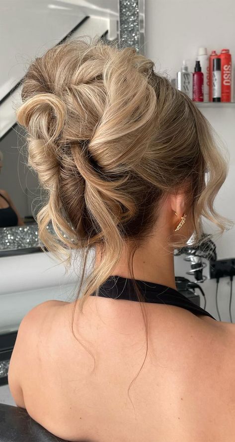 chic updo, hairstyle ideas, wedding hairstyle, 90s vibe updos, wedding updo, updos, trendy updos, bridal hairstyle, bridal updos, messy updo, simple updo, trendy messy updo, wedding hairstyle trends Bride Messy Updo Hairstyles, Birthday Hair Updo, 90s Up Do, Big Hair Updo, Messy Updo Wedding, 90s Updo, Hairstyle 90s, Updo Simple, Bridesmaid Hair Up