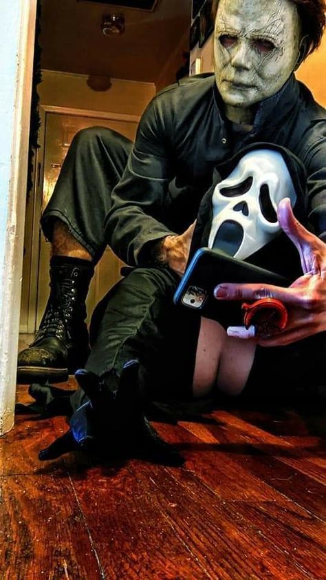 Couple Tattoos Nature, Halloween Couple Goals, Cosplay For Halloween, Michael Myers Costume, Tattoos Nature, Cosplay Couple, Couple Cosplay, Horror Photos, Goals Couple