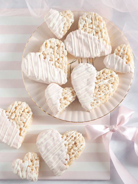 White Desserts Aesthetic, Bridal Shower Sweets Ideas, Wedding Themed Desserts, White Bridal Shower Food, Heart Baby Shower Theme, Girly Bridal Shower Ideas, White Foods For Party, Rice Krispie Treats Dipped, Engagement Desserts