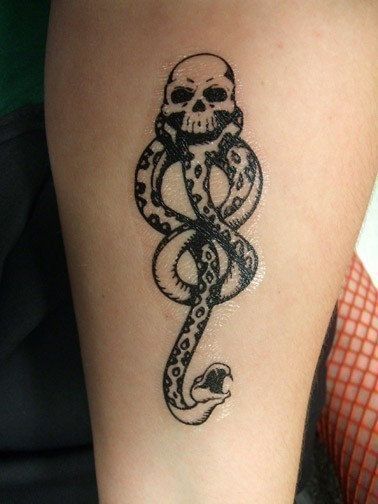 want. want. want. (i mean a real one, not temporary). but it would have to be in red ink, because, as we all know, it can no longer become active (also known as black) because voldy can never come back. Voldemort Tattoo, Harry Potter Dark Mark, Dark Mark Tattoos, Citate Harry Potter, Mark Tattoo, Kunst Tattoos, 100 Tattoo, Harry Potter Tattoos, Harry Potter Tattoo