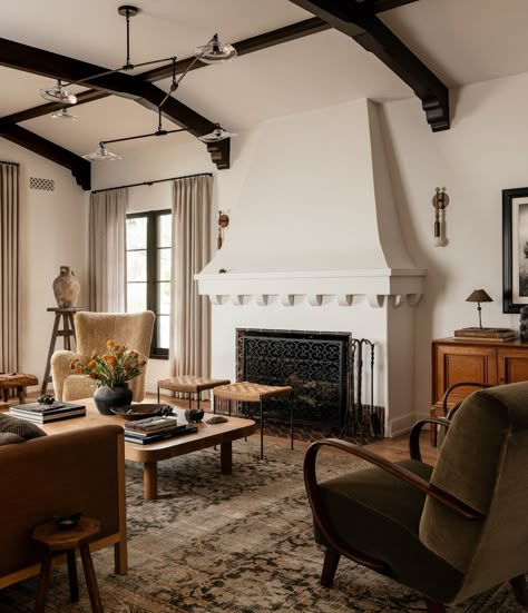 With Tim Barber Architects and Scribe Studio, this L.A. art director brought his 1930s Spanish-style home back to life. Spanish Living Room, Mexican Modernism, Modern Hacienda, Spanish Interior, Living Room Vibes, Spanish Homes, Spanish Revival Home, Spanish Bungalow, Spanish Mediterranean