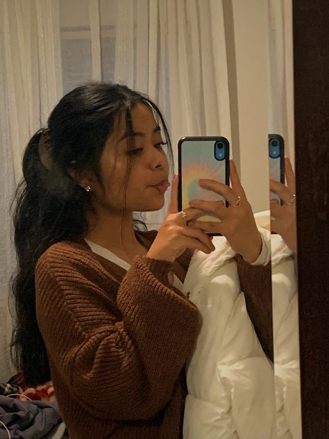 mirror selfie with a claw clip hairstyle for long hair Down Hairstyles Simple, Half Up Half Down Claw Clip, Half Down Claw Clip, Hairstyles Claw Clip, Claw Clip Hairstyles, Check Outfit, Hairstyles Simple, Fit Checks, Long Hair Hairstyles