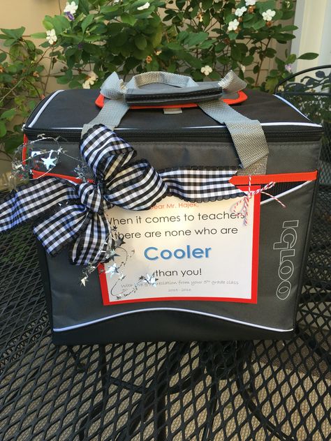 Teacher appreciation gift suitable for a male teacher: each child brings a drink with a "punny" tag attached to fill the cooler throughout the week. We emailed various tags to the class and told them to just print one out and tie it to their drink. Pinterest is full of cute tags you can use. Male Teacher Gifts, Appreciation Gifts Diy, Cooler Gift, Teacher Retirement Gifts, Teacher Appreciation Gifts Diy, Male Teacher, Creative Christmas Gifts, School Teacher Gifts, Diy Teacher Gifts