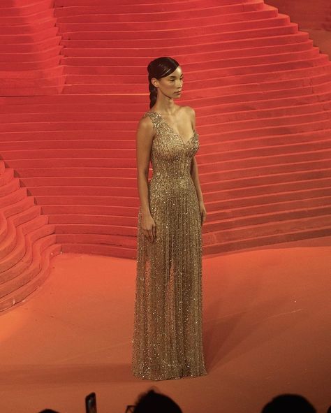 Gold Model Dress, Gown Red Carpet, Gold Red Carpet Dresses, Dress Gold Elegant, Gold Couture Dress, Best Red Carpet Dresses, Red Carpet Style, Gold Dresses Formal, Gold Dresses