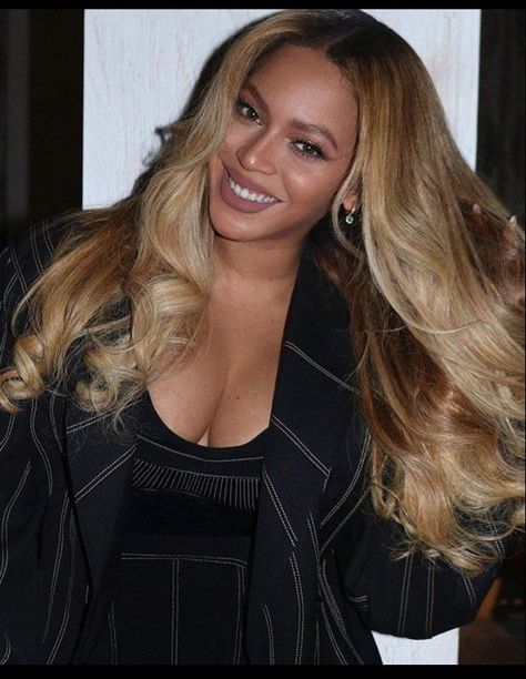 Y/N x Beyoncè (GxG) Beyoncè was diagnosed with Dissociative Identity… #fanfiction Fanfiction #amreading #books #wattpad Beyonce 2023, Beyonce Blonde Hair, Beyonce Hair Color, Beyonce Blonde, Beyonce Hair, Beyonce Fans, Hair Colorful, Beyonce Outfits, 2023 Hair