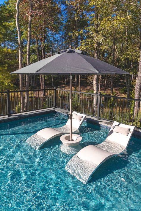 Outdoor Umbrella Ideas, Pool Area Decorating Ideas, Modern Outdoor Living Area, Patio Umbrellas Outdoor, Backyard Pool House, Outdoor Pool Furniture, Pool Vibes, Pool Umbrellas, Outdoor Umbrellas