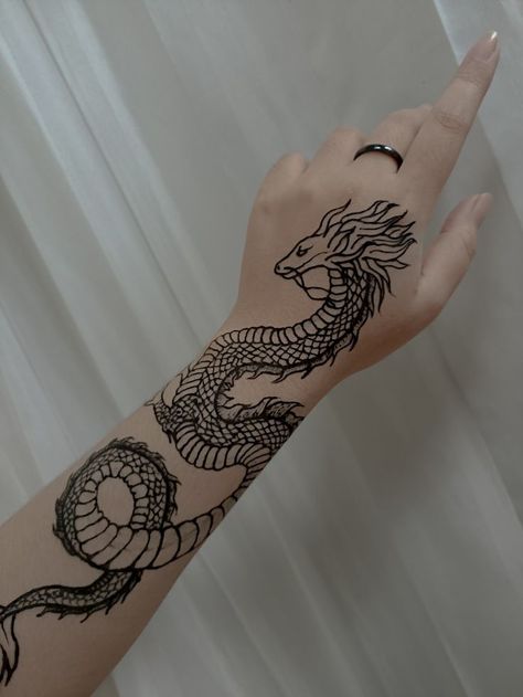 Dragon Henna Tattoo Chihenna_ On Instagram Dragon Tattoo Henna, Dragon Henna Tattoo, Animal Henna Designs, Dragon Henna, Henna Designs Arm, Cool Henna, Cool Henna Designs, Henna Tattoo Designs Arm, Small Henna Designs