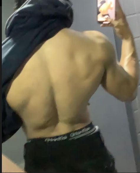 Back Muscles Mirror Selfie Men, Mens Back Aesthetics, Back Pics Man, Buff Guy Aesthetic, Bod Gols, Man Gym Aesthetic, Chill Outfit Men, Men Back Muscles Aesthetic, Muscular Back Male