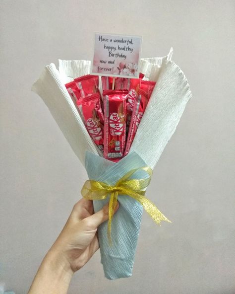 A simple handmade Kitkat Bouquet Diy, Simple Chocolate Bouquet, Kitkat Bouquet, Single Flower Bouquet, Healthy Birthday, Birthday Hampers, Birthday Bouquet, Chocolate Bouquet, Diy Bouquet